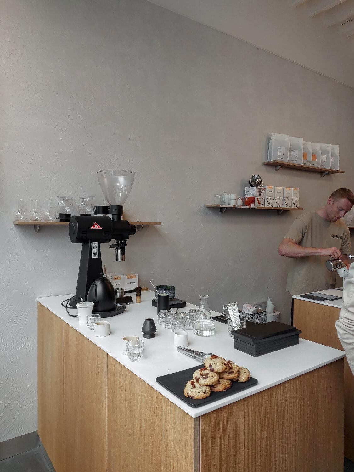 specialty coffee caractère in paris 2