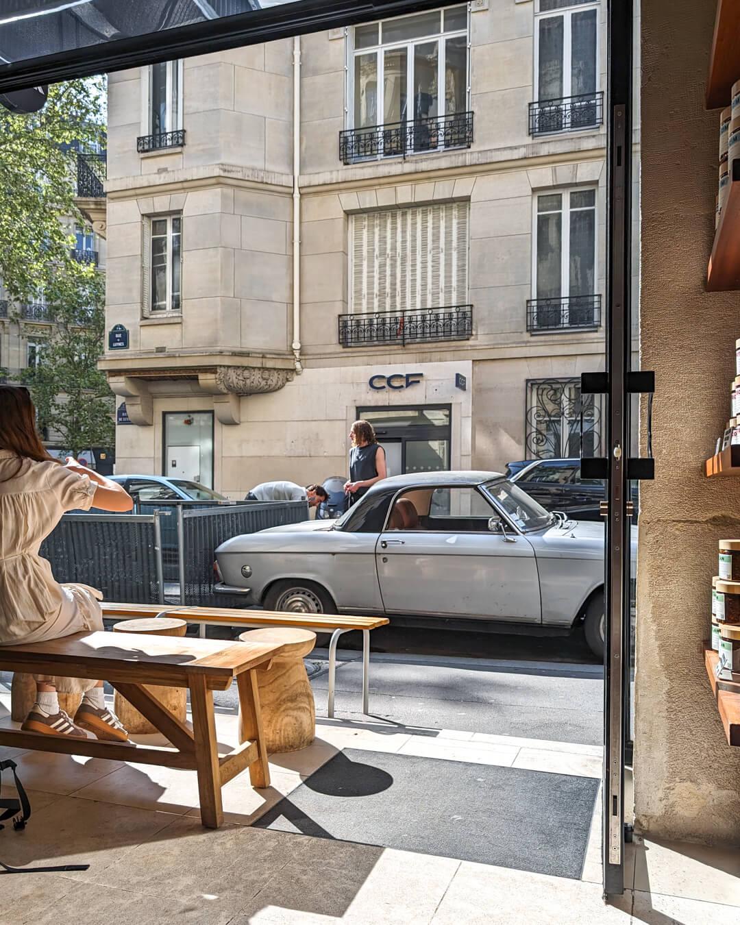 specialty coffee shop noir in paris france 5